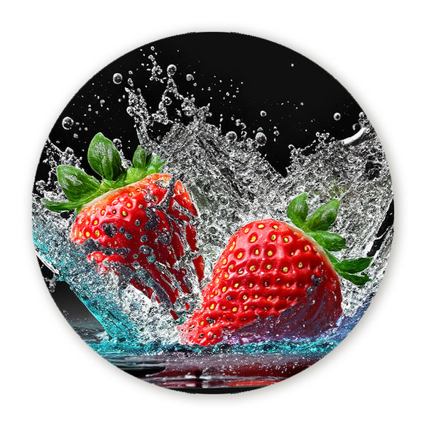 Muurcirkel met aardbeien en opspattend water tegen een zwarte achtergrond