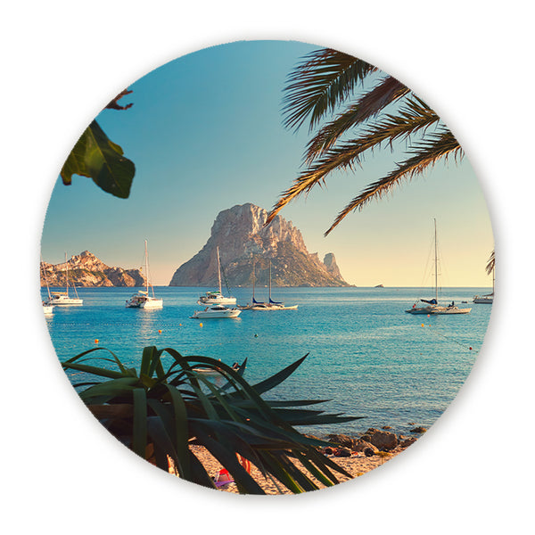 Muurcirkel met mediterrane baai, zeilboten, palmbomen en rotseiland