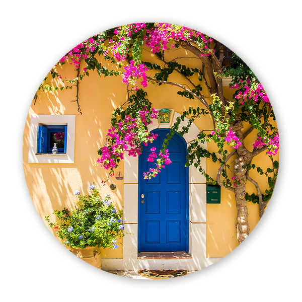 Muurcirkel met mediterrane gevel, blauwe deur en roze bougainvillea