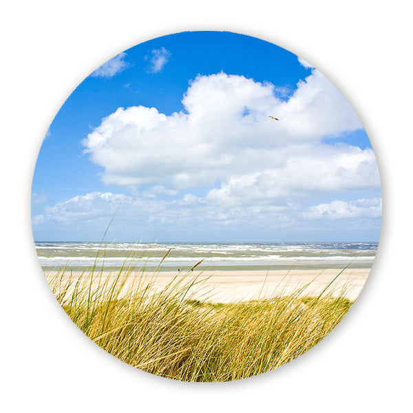 Muurcirkel met strand, duingras, zee en wolkenlucht