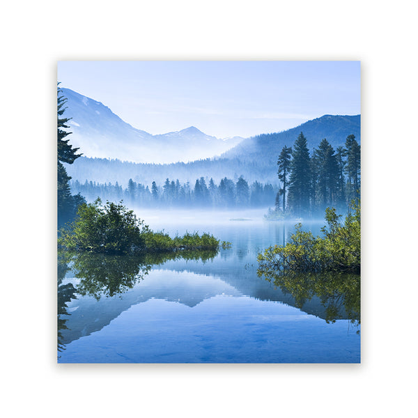 Vierkant schilderij met een mistig bergmeer, dennenbos en bergen