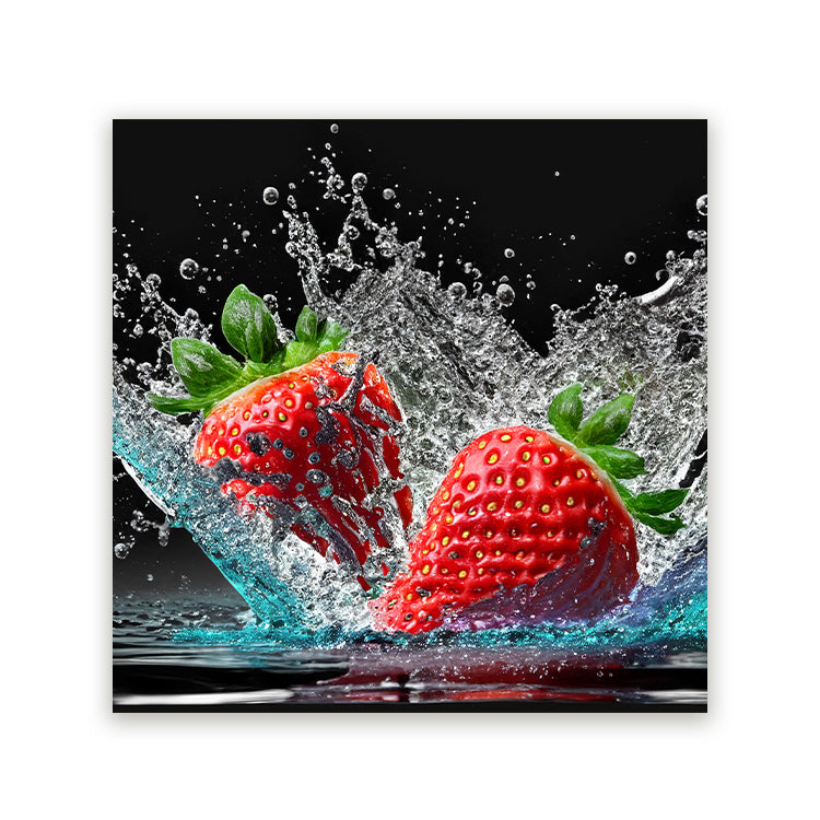 Vierkant schilderij met aardbeien en opspattend water tegen een zwarte achtergrond