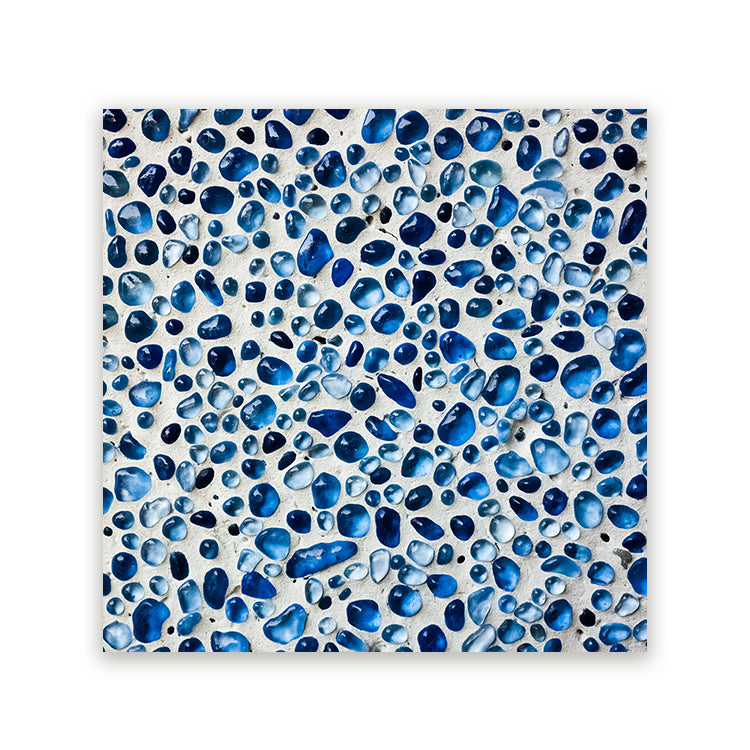 Vierkant schilderij met blauwe glassteentjes op een witte ondergrond