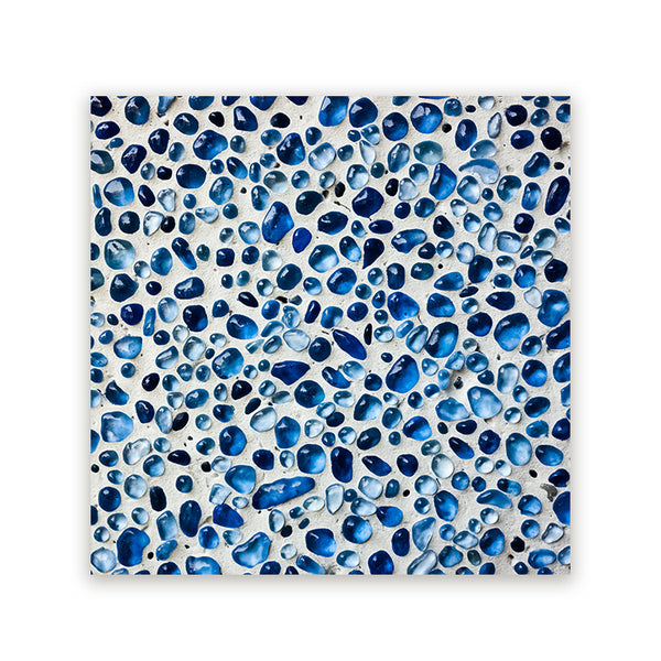 Vierkant schilderij met blauwe glassteentjes op een witte ondergrond