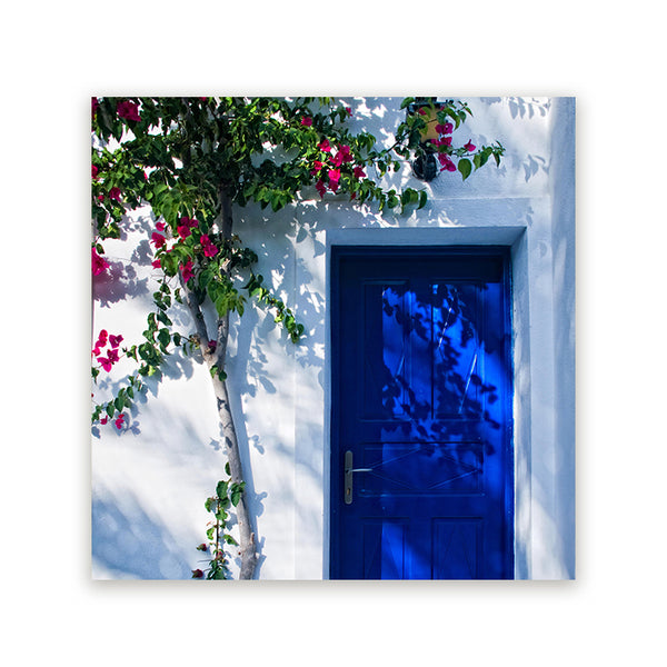 Vierkant schilderij met witte mediterrane gevel, blauwe deur en roze bougainvillea
