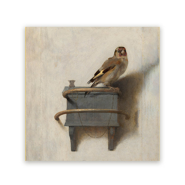 Vierkant schilderij met een putter op een grijs wandkastje tegen een lichte muur
