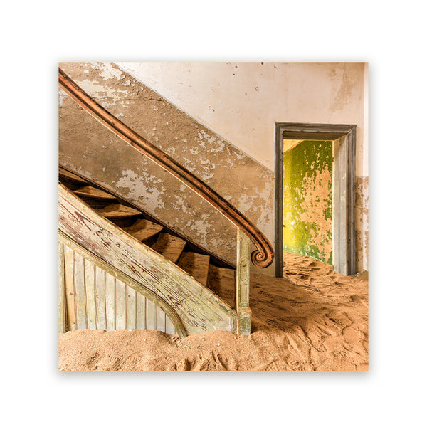 Vierkant schilderij met een verlaten trap in een door zand bedekt gebouw