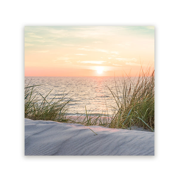 Vierkant schilderij met zonsondergang boven zee, zandduinen en duingras
