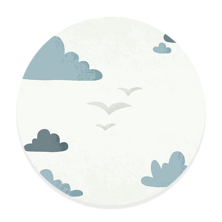 Muurcirkel voor de kinderkamer met blauwe wolken en vliegende vogels