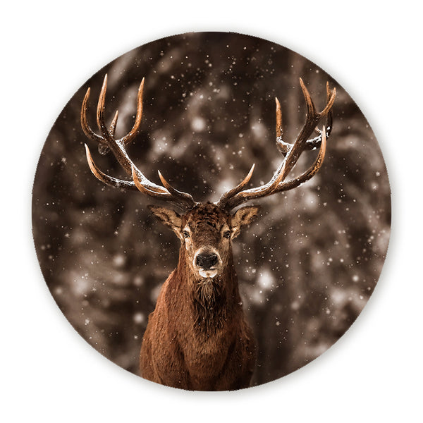 Muurcirkel met edelhert met groot gewei in een besneeuwd winterlandschap