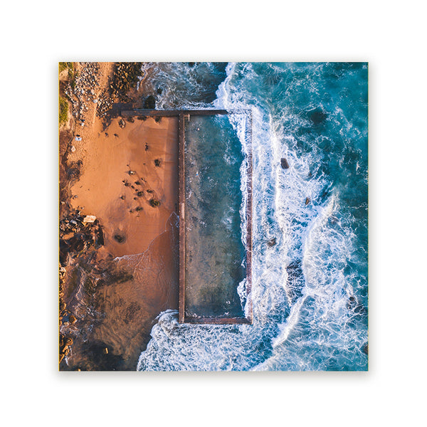 Schilderij met luchtfoto van turquoise zeewater, schuimende branding en zandstrand aan de kust